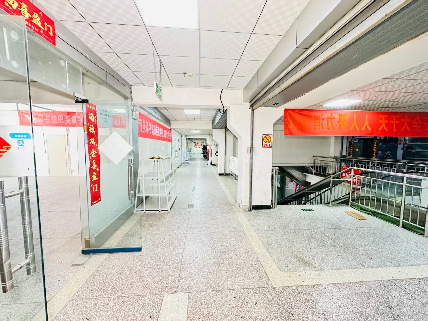 中州中路辅路引入人工智能技术应用场景，推动AI与商业、零售、电商、企业服务等领域融合发展。