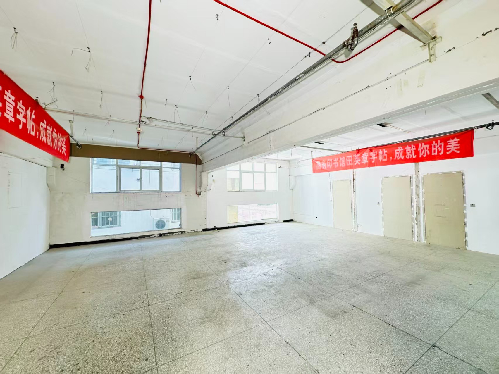 中州中路辅路重点吸引人工智能应用、数字经济、电商直播、智能制造服务、软件开发、科技创新企业及创业团队入驻